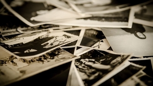 O bătrănică s-a uitat zilnic la fotografia soțului decedat. Incredibil ce a descoperit, după 7 ani pe spatele ei