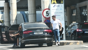 Video exclusiv. În timp ce seniorul milionar e închis, juniorul îşi trăieşte viaţa. Cocoş Jr. şi sexy-Orlanda au ”fugit” în vacanţă!