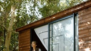 Ce a construit o româncă în inima unei păduri din Polonia. A pus ban pe ban în Marea Britanie și visul ei a devenit realitate!