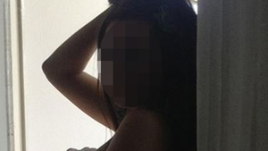 S-a dezbracat, a intrat la dus apoi a apucat-o cheful de pozat. Ce vedeta de la noi s-a fotografiat doar in pantofi si in chiloti?