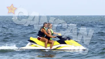 Vara ii prieste, Vancea la soare se prajeste! Bruneta si-a urcat trupul voluptuos pe ski-jet si a taiat valurile cu viteza