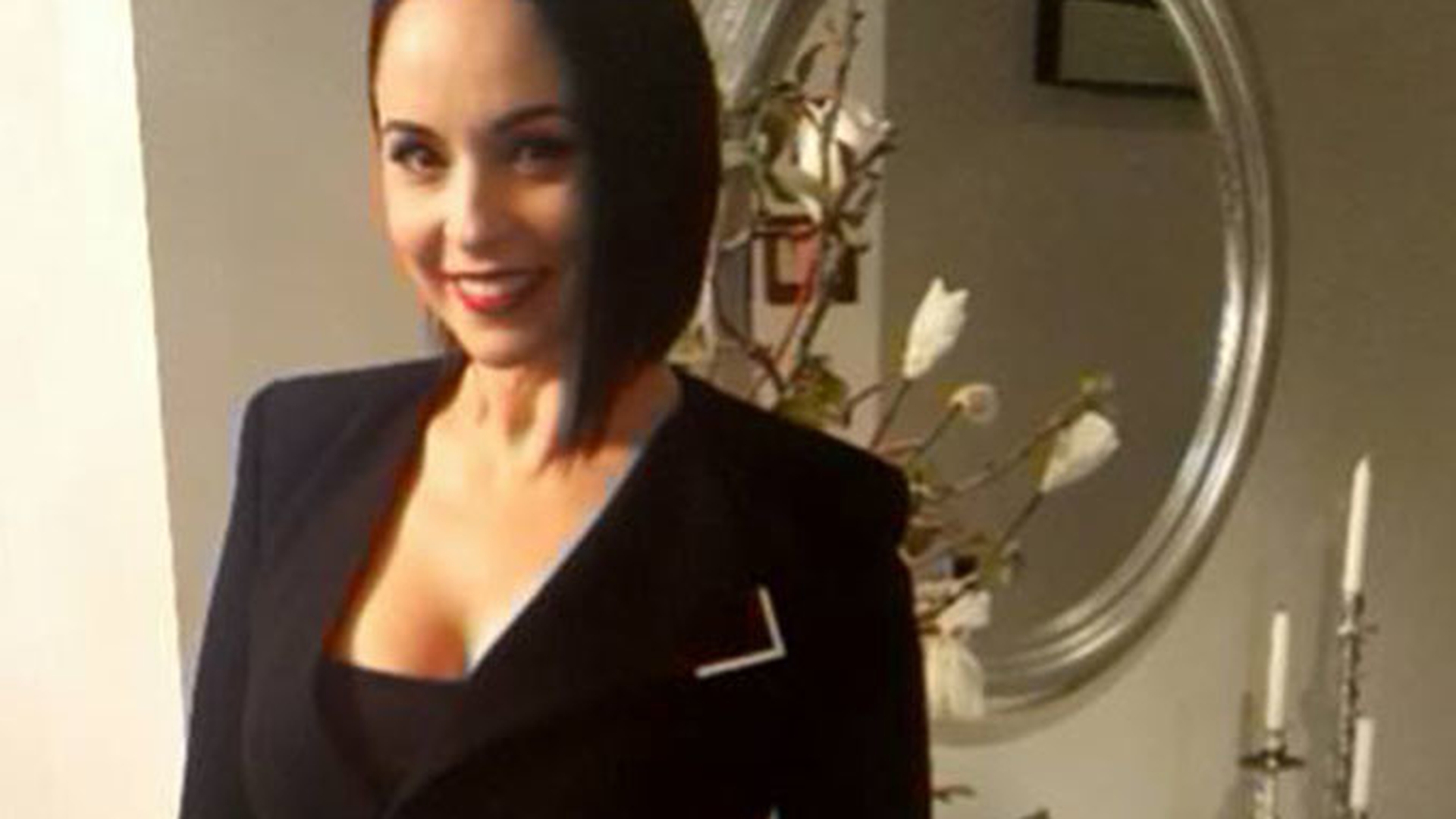 ANDREEA MARIN s-a pozat cu o cutiuţă în mână! Ce se afla în ea