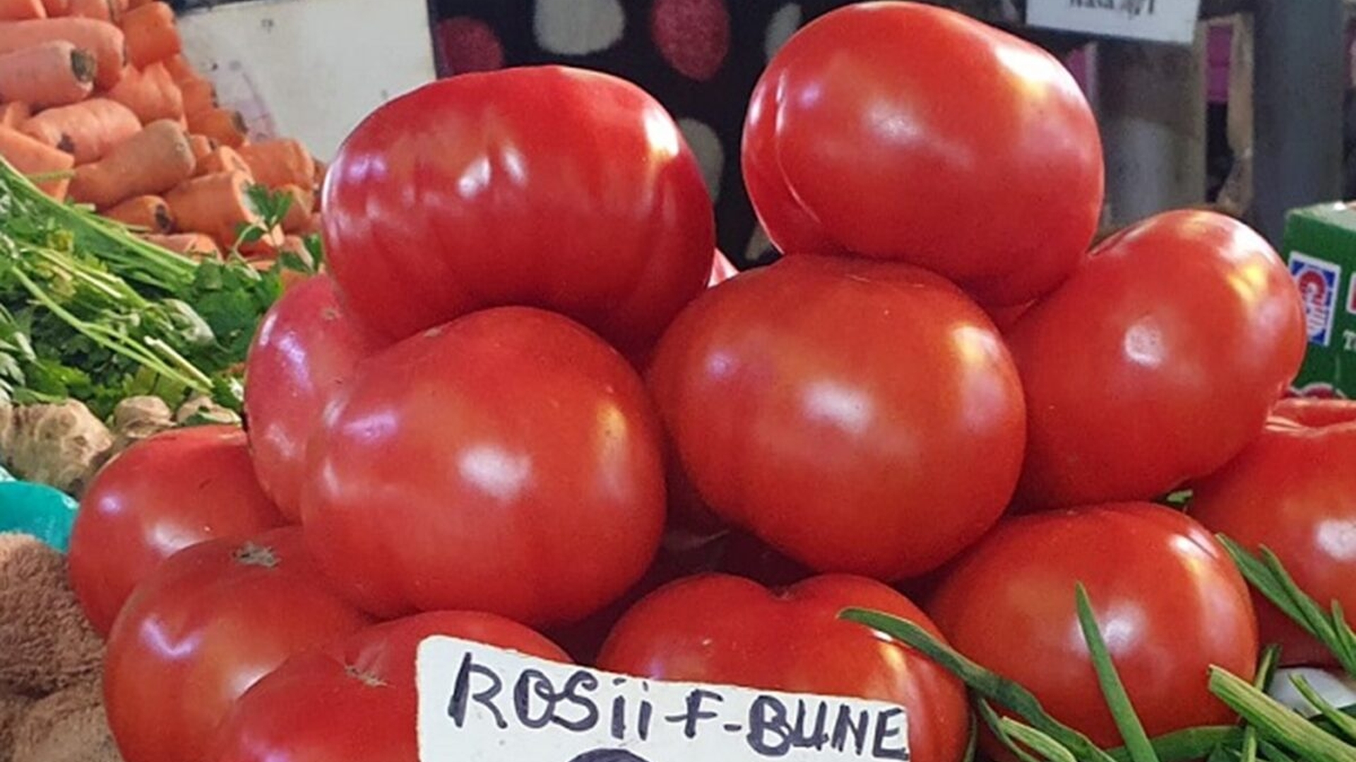 "Mai scumpe decât carnea!" Cu câți lei a ajuns să se vândă 1 kg de roșii într-o piața din Ploiești