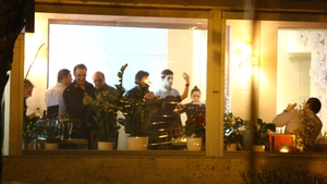 Leta Ilie stie sa faca afaceri! Le danseaza greceste clientilor din restaurantul ei si socializeaza cu acestia!