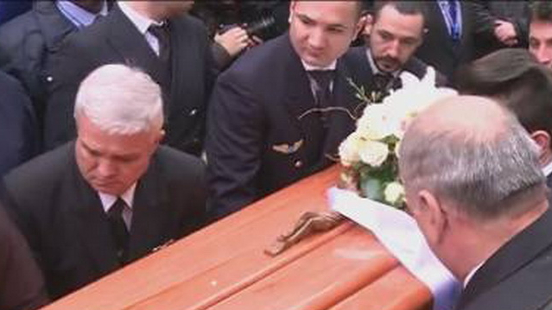Ce a aparut pe CER in timpul inmormantarii lui Adrian Iovan! Cei care asistau la ceremonie au privit INMARMURITI