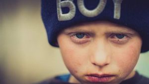 Imagini sfâșietoare cu băiețelul din Botoșani care plânge după adidașii arși în casa mistuită de flăcări