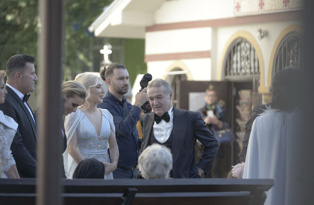 Socrii mari și socrii mici, la cununia religioasă a copiilor lor, Mihai și Theodora