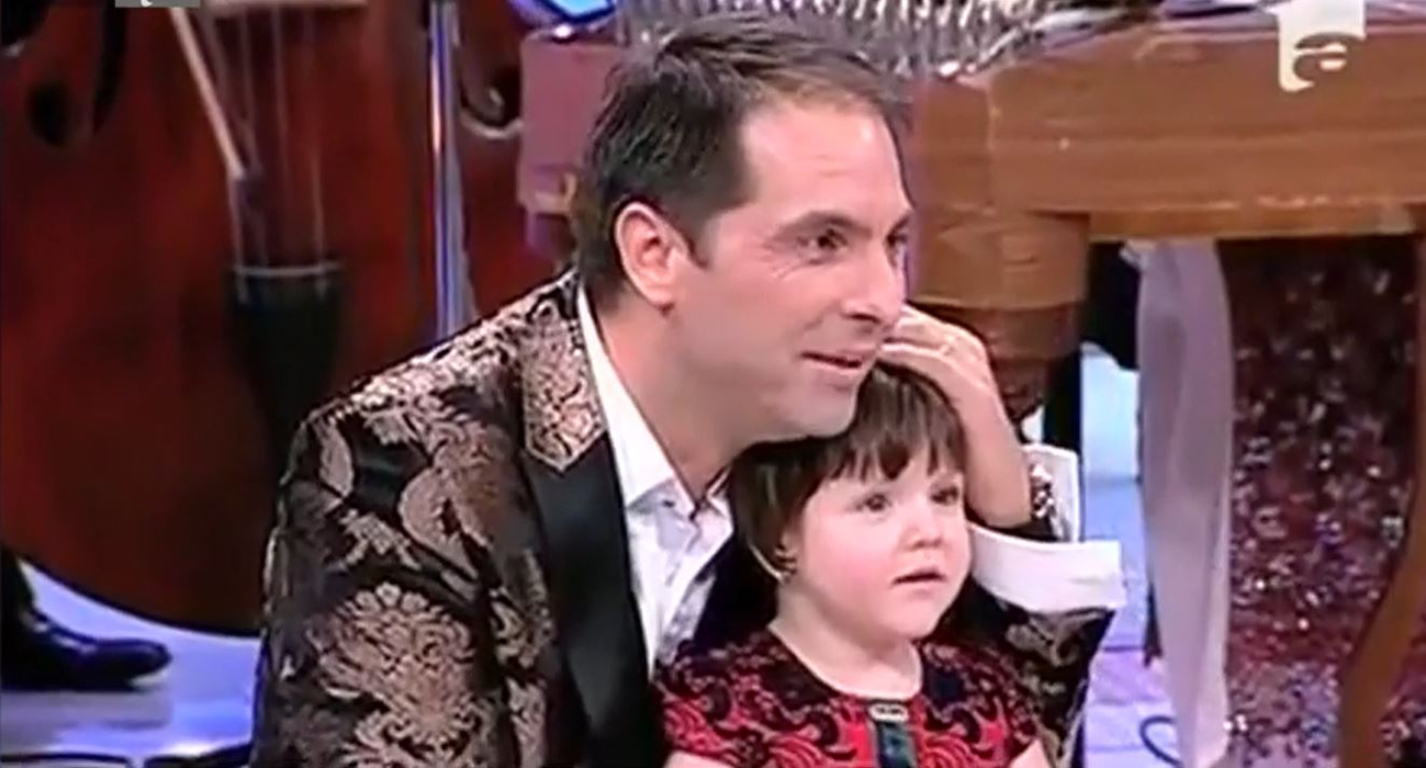 Ce frumoasă este Flori, fetița care a fost hrănită doar cu pufuleți și ceai! Recent, părinții adoptivi i-au arătatpozele când era într-o stare critică: “A început să plângă…”
