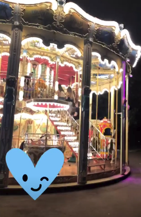 Bianca Drăguşanu, într-una dintre plimbările în miez de noapte în vacanţa de vis în care e cu Tristan Tate. Sursa foto: Instagram