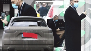 Primul “șef sub acoperire” din 2021 a apărut în centrul Capitalei la patru ace, cu un Porsche Cayenne de 100.000 €, cu șofer