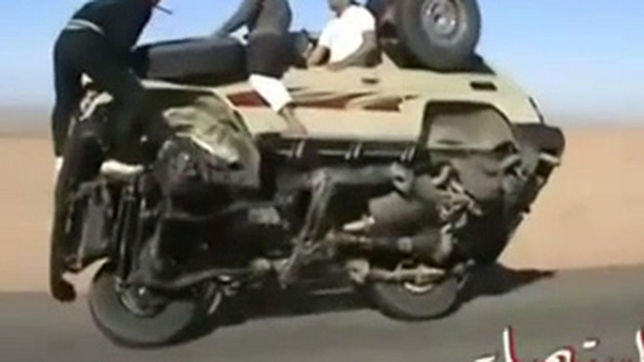 Cand nu mai ai ce face cu banii, te apuci de sporturi extreme! Uite cum se distreaza sauditii astia mergand cu jeep-ul pe doua roti prin desert - VIDEO UNIC!