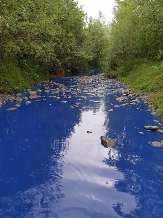Râul arată de parcă ar fi de cerneală