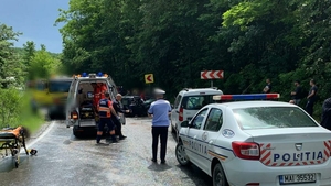 Accident rutier grav în Dâmbovița pe DN72. Un autoturism a intrat pe contrasens și s-a izbit de o cisternă