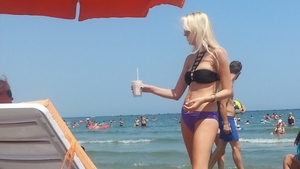 Boureanu i-a pus “lacat” blondei care ii tine de cald dupa divort! N-o sa crezi pe cine a trimis s-o pazeasca la plaja!