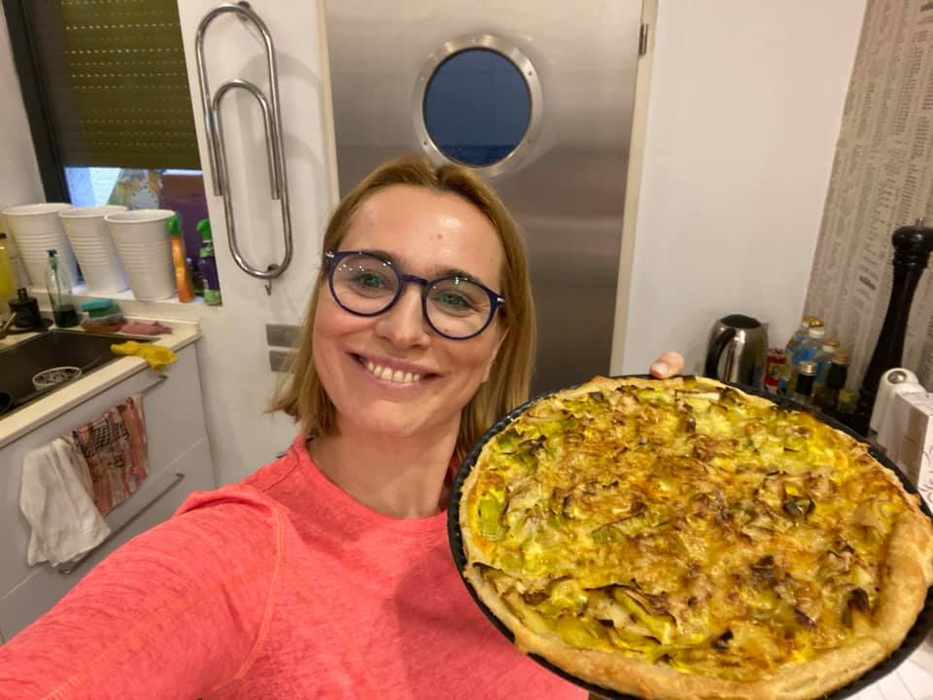Andreea Esca, ţinută bizară la nunta Roxanei Hulpe. Au rămas uimiţi când au văzut ce „pantofi” a purtat în picioare: „Te face să…”