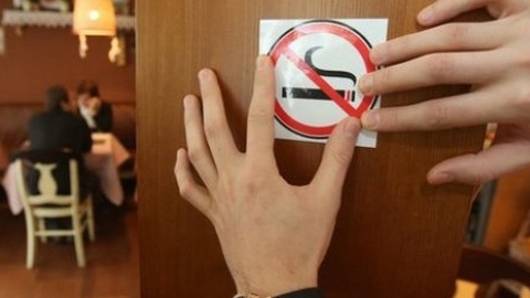 S-a dat liber la fumat! Ce trebuie să ştie toti cei care vor să îşi aprindă o tigară în spaţiile publice