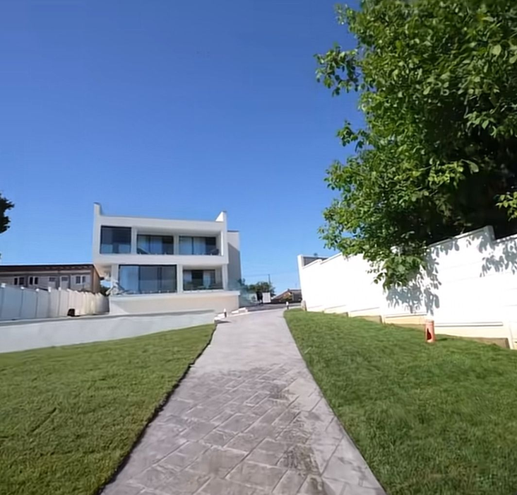 Cum arată casa din Snagov în care Bisoi locuiește cu chirie? Investiția se ridică la 2 milioane de euro