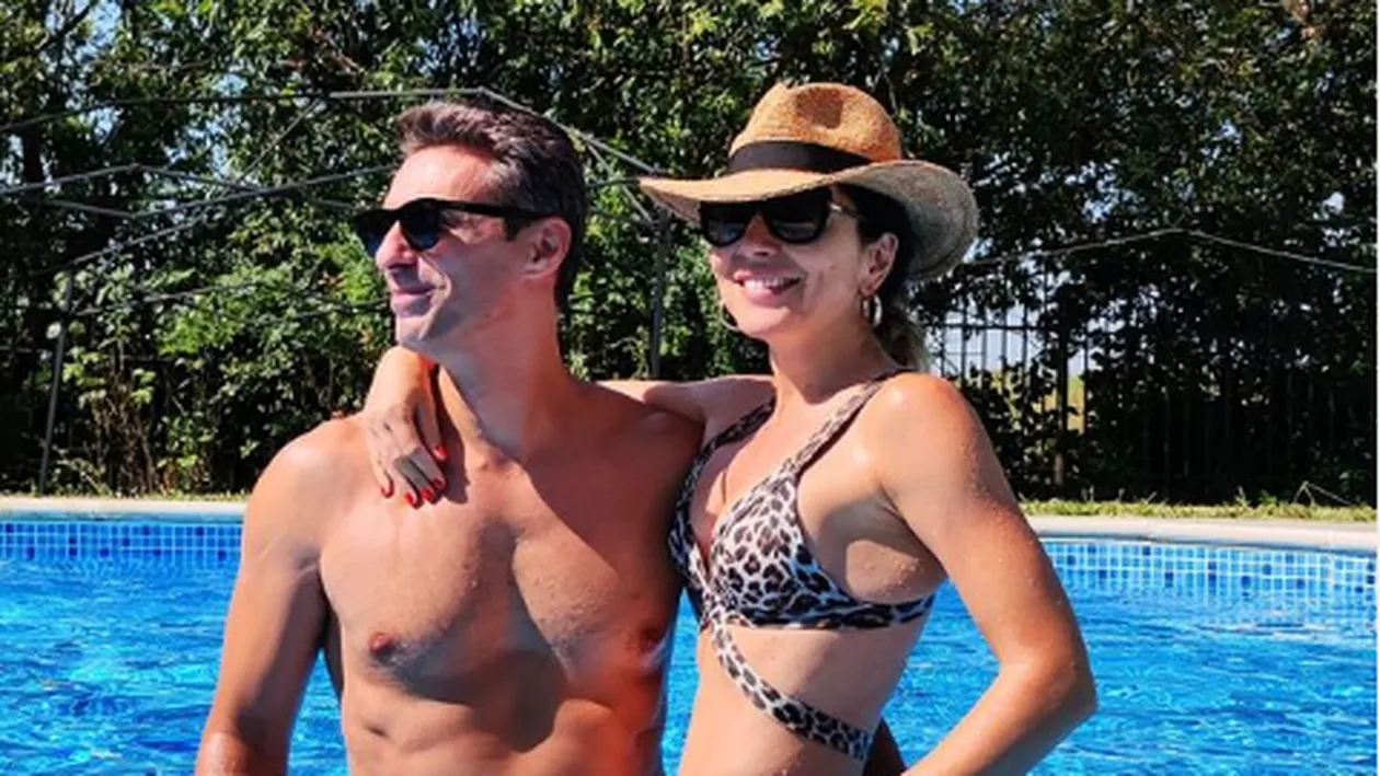 Mircea Badea a apărut în chiloți, în timp ce Carmen Brumă dădea interviu! Nici nu l-a băgat în seamă