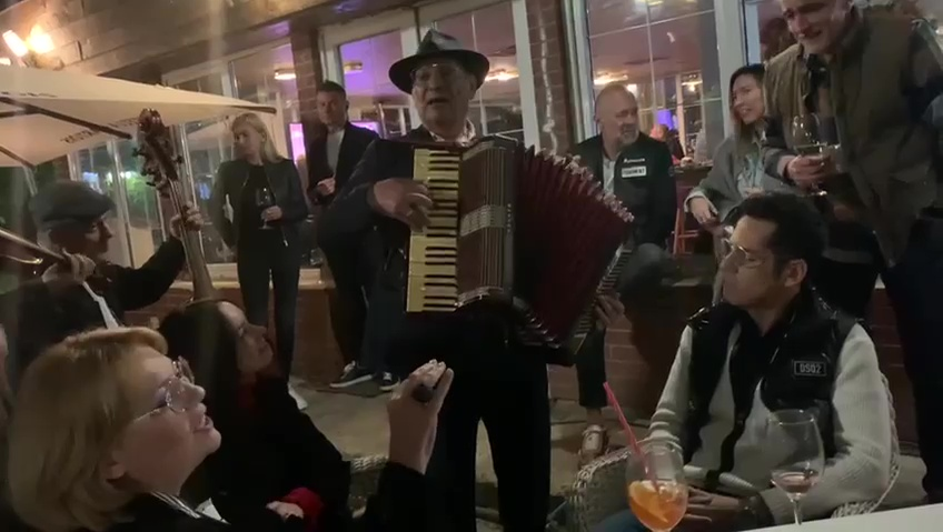 Ștefan Bănică Jr. petrece cu lăutari.