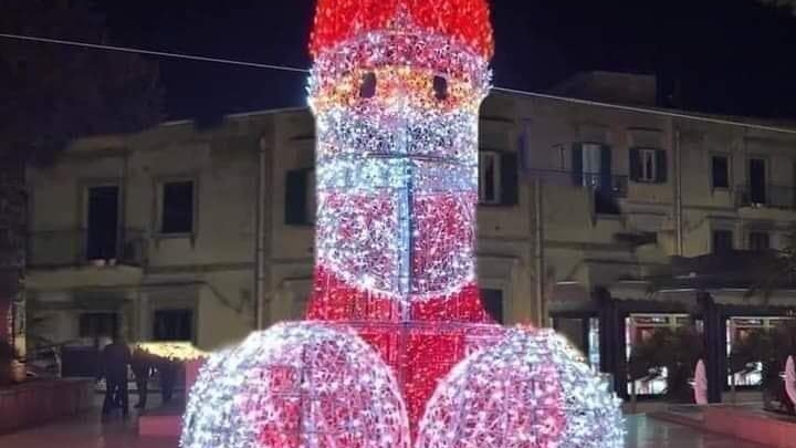FOTO VIRAL! Decorațiuni de Crăciun cu „forme falice”, într-o piață din Constanța