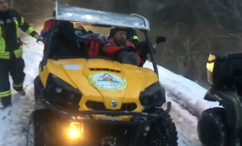 Incident în a doua zi de Crăciun. Un adolescent de 15 ani a fost la un pas de moarte, după ce s-a prăbușit într-o râpă din Munții Baiului