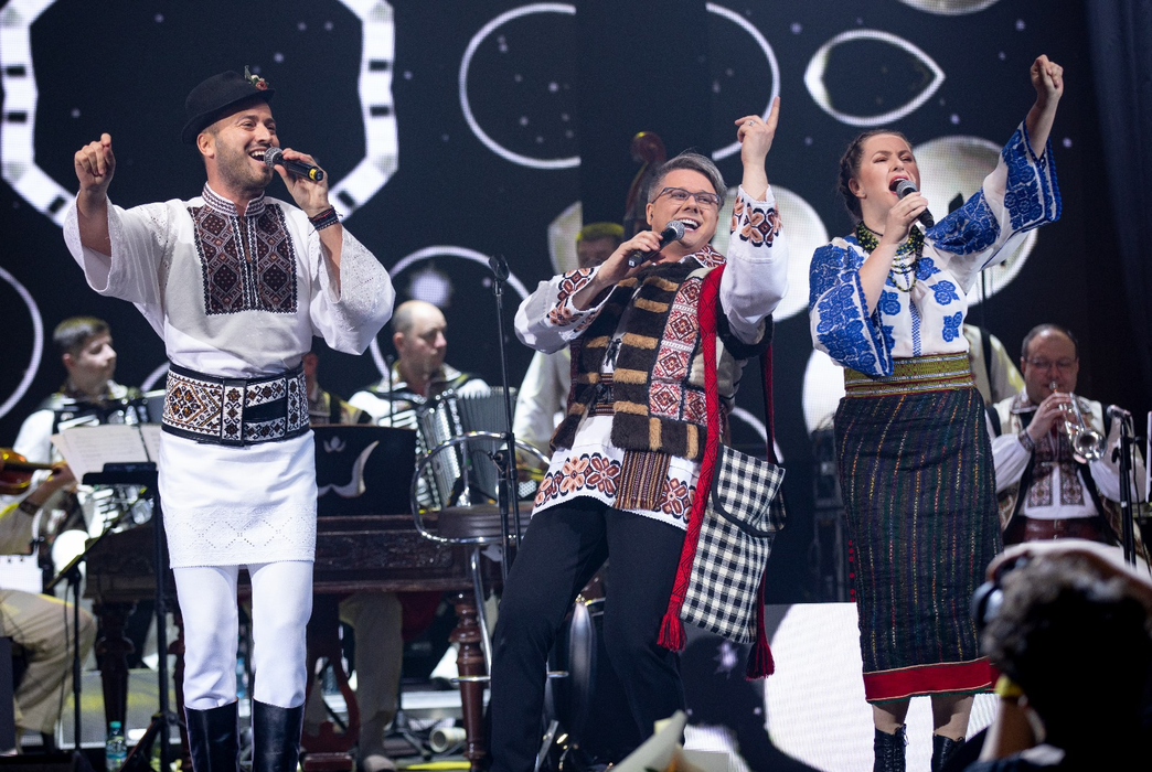 Fuego, show total cu folclor la Sala Palatului