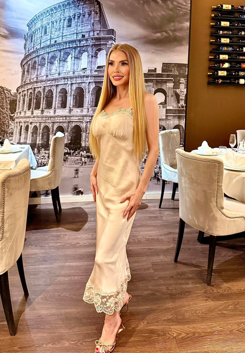 Cum arată azi sexy-notărița care ținea prima pagină a tabloidelor în urmă cu 10 ani. ”Parcă s-a criogenat!”