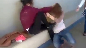 Asa ceva nu ai vazut nici in filmele cu Chuck Norris! Vezi in ce hal s-au batut doua pustoaice, in public!