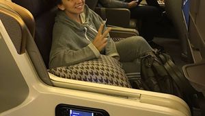 SIMONA HALEP se pregăteşte de sărbători! Pe cine a ţinut în braţe tenismena, lângă brad