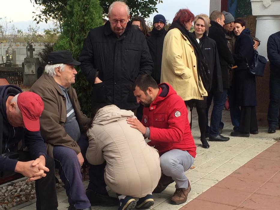 Ștefan, băiețelul mort la câteva ore după operație, condus astăzi pe ultimul drum

(sursa foto - WOW BIZ)