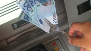 Atentie! Ultimele metode folosite pentru jafurile de la bancomat: “furculita” si “ata”! Vezi cum te poti feri!