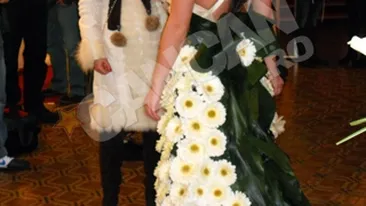 Ti-ar placea sa porti asa la nunta ta? Vezi aici cum arata prima rochie de mireasa din Romania facuta numai din flori naturale!