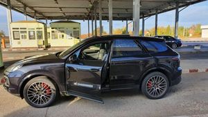 Ce lovitură! A plătit 100.000 de euro pentru un Porsche Cayenne, dar a rămas fără el când a ajuns în România