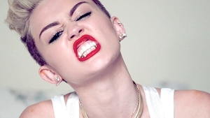 Cât de ciudat s-a imbrăcat! După ce s-a dezbrăcat complet intr-un videoclip, Miley a iesit pe stradă intr-o tinută scandaloasa