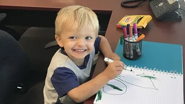 Acest îngeraș de 3 ani avea dureri îngrozitoare de stomac, dar medicii îl trimiteau de fiecare dată acasă, pe motiv că are artrită și este constipat! Părinții au fost șocați când au primit rezultatele analizelor