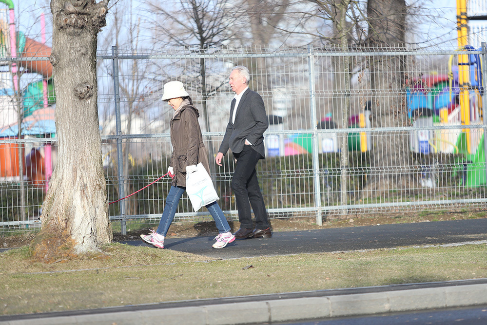 Ambasadorul Hans Klemm şi soţia sa, Mari Kino, la plimbare cu căţelul familiei