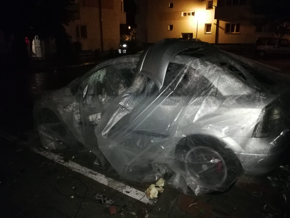 Mai multe mașini au fost avariate