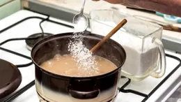 Ecuația sării. Câte lingurițe trebuie să pui în ciorbă, în funcție de câți litri de apă ai folosit