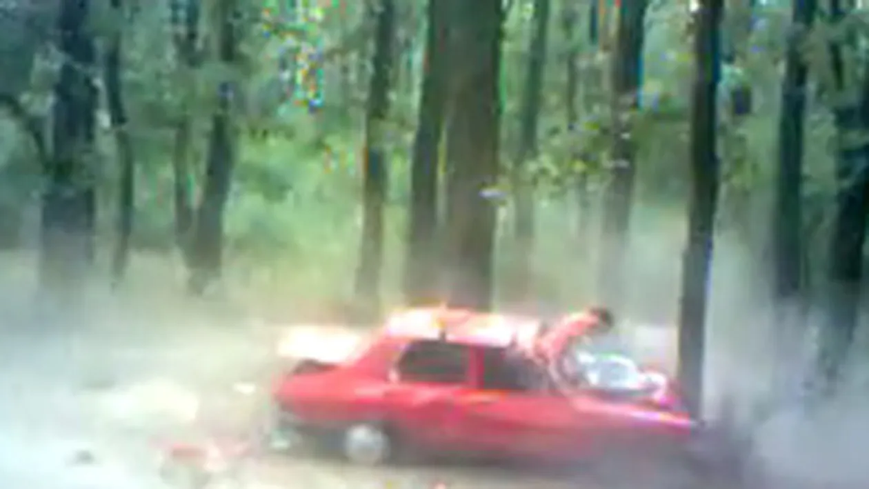 Prostia poate ucide! Cativa pustani au furat Dacia rablagita a parintilor si s-au dus cu ea in padure - Au facut-o zob intr-un copac, iar unul dintre ei a fost ranit grav - Imagini demente