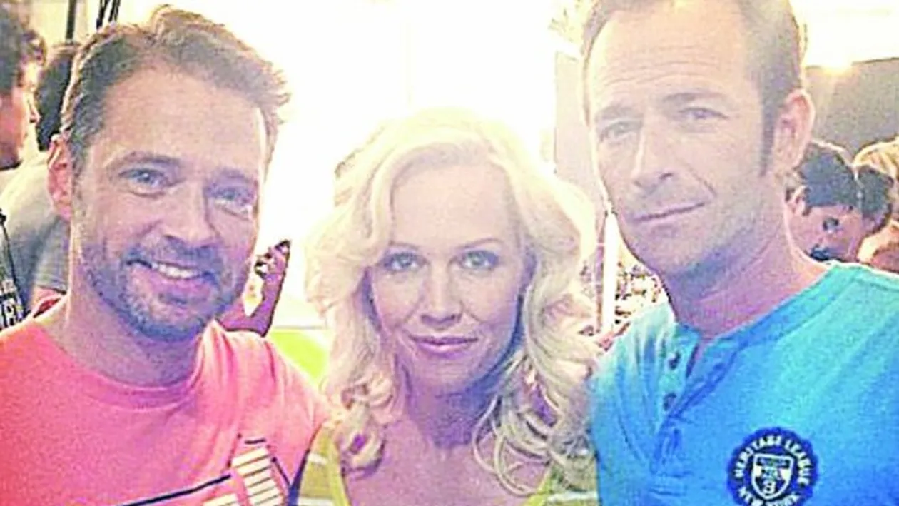 Jennie Garth, Jason Priestley si Luke Perry colaboreaza din nou. Trioul amoros din Beverly Hills, reunit
