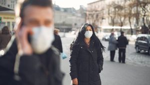 Masca de protecție devine obligatorie pe străzile din tot județul Argeș. Măsura intră în vigoare de miercuri