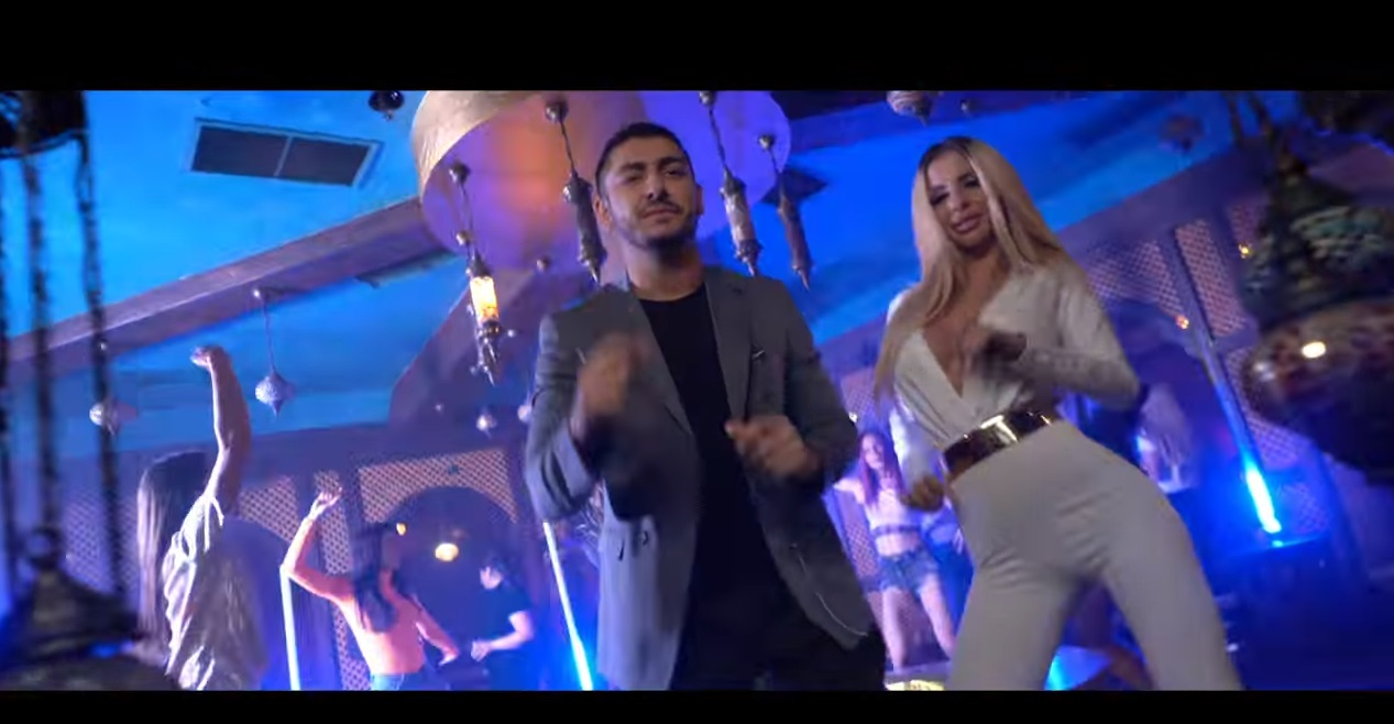 Loredana Chivu, cu totul la vedere în noul videoclip al manelistului Toni