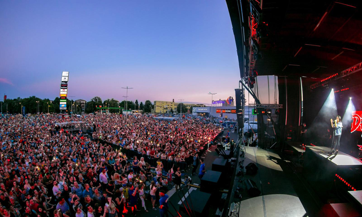 Andra susține concerte în fața a mii de oameni, iar show-ul este garantat