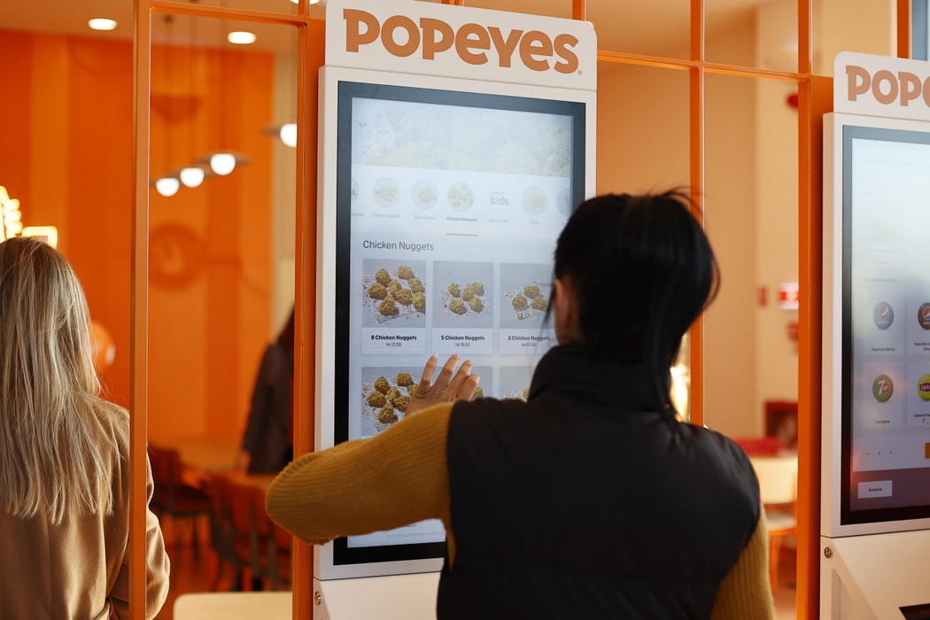 Popeyes România deschide primul restaurant de tip Drive-Thru din țară