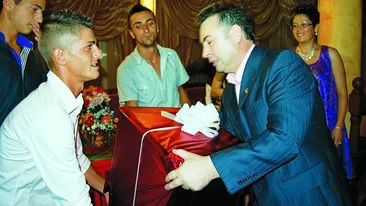Primarul Nicolae Matei, cocosat de daruri