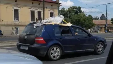 Şoferii din Timişoara, îngroziţi după ce au văzut un cadavru legat pe plafonul unei maşini. Au sunat imediat la 112