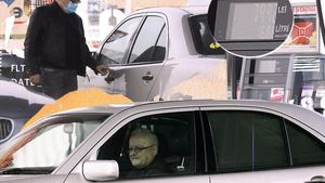 Irinel Columbeanu avea Rolls Royce versiune lungă și antemergător de bodyguarzi,  iar acum alimentează de 79 de RON