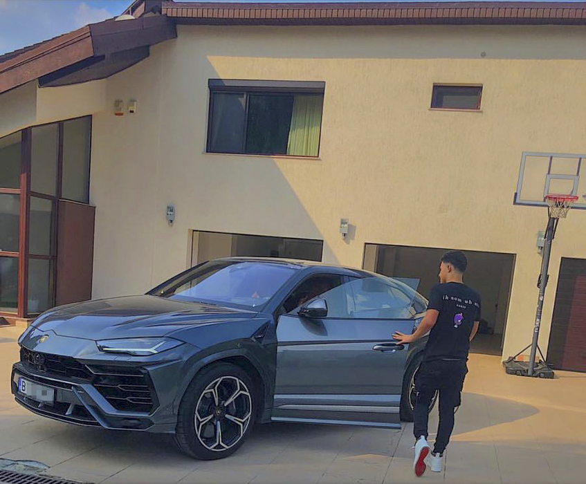 Fiul miliardarului, alături de singurul Lamborghini Urus înmatriculat în România. Mașina valorează 250.000 de euro