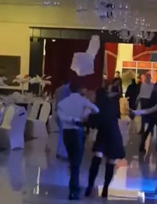 Scandal MONSTRU la petrecere! S-au luat la bătaie de la manele! Scaunele au zburat, dar… Trupele speciale…