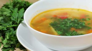 Ciorba bănățeană de post a surorii Maria de la Mănăstirea Brebu. Rețeta simplă făcută cu răbdare, credință și „smântână” din caju